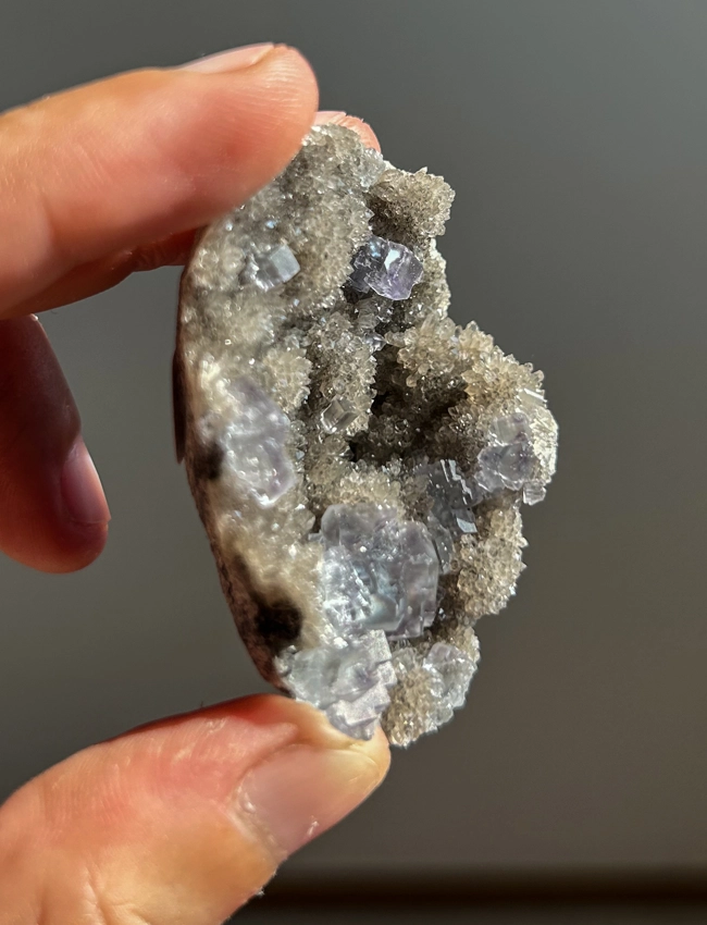 geode di Calcedonio Nero con Fluorite